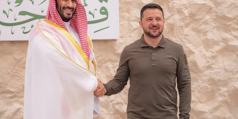 Der ukrainische Präsident Wolodymyr Selenskyj besuchte im Mai Saudi-Arabien - und traf dort Kronprinz Mohammed bin Salman (l). Nun findet in Dschidda ein Treffen mit Vertretern aus 40 Ländern statt. - Foto: -/SPA/dpa