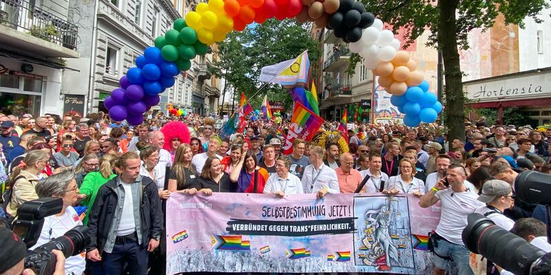 Die Parade zum Christopher Street Day findet in Hamburg traditionell am ersten Samstag im August statt. - Foto: Georg Wendt/dpa