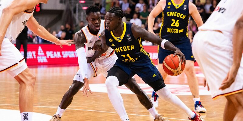 Das DBB-Team um Dennis Schröder (Mitte, links) gewann das erste Spiel der WM-Vorbereitung gegen Schweden. - Foto: Marius Becker/dpa