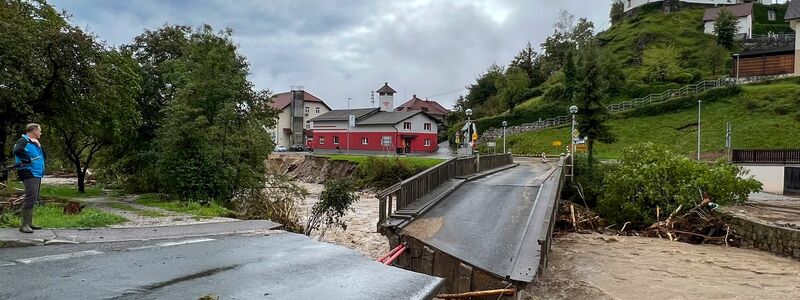 Eingestürzte Brücke in der slowenischen Stadt Stahovica. Im Osten des Landes ist nun ein Staudamm gebrochen. - Foto: Miro Majcen/AP/dpa