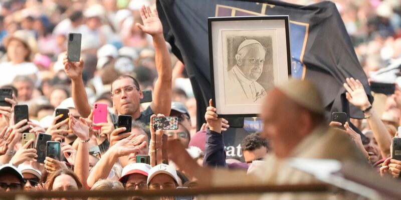 Gläubige jubeln in Lissabon Papst Franziskus zu. - Foto: Gregorio Borgia/AP