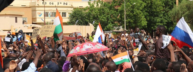 Demonstranten zeigen in Nigers Hauptstadt Niamey ihre Unterstützung für die Putschisten. - Foto: 1