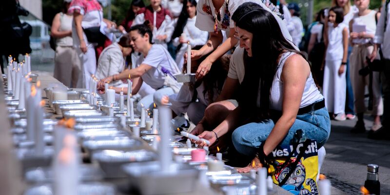 Menschen entzünden Kerzen an der mexikanischen Botschaft in Berlin . - Foto: Carsten Koall/dpa
