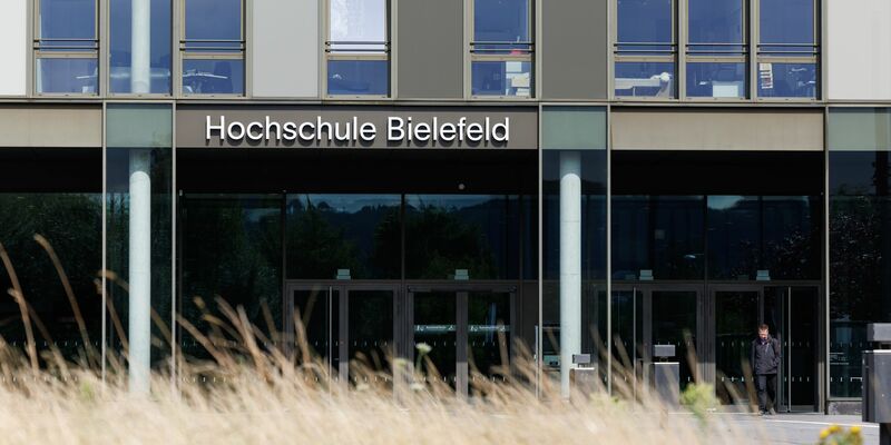 Blick auf den Eingang zur Hochschule Bielefeld (HSBI). - Foto: Friso Gentsch/dpa