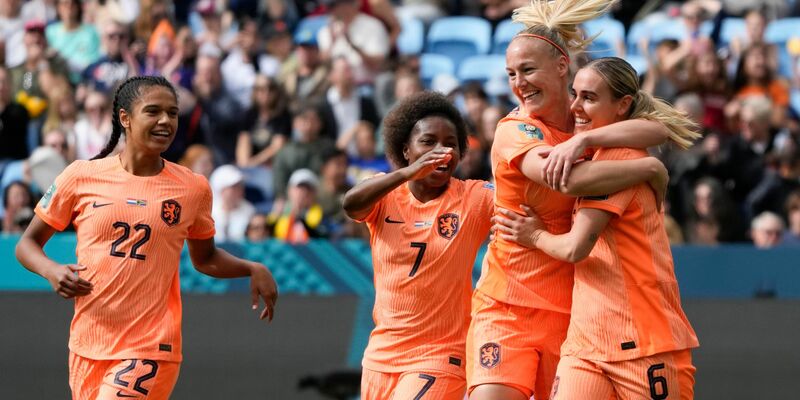Die Niederländerin Jill Roord (r) und ihre Teamkolleginnen jubeln nach ihrem Führungstor. - Foto: Mark Baker/AP/dpa
