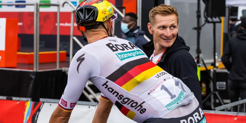 Nils Politt unterhält mit Bundestrainer André Greipel. - Foto: Philipp von Ditfurth/dpa