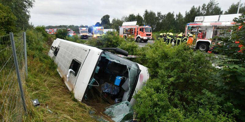Einsatzkräfte arbeiten am Samstagmorgen an der Unfallstelle bei Peine. - Foto: Ralf Büchler/dpa