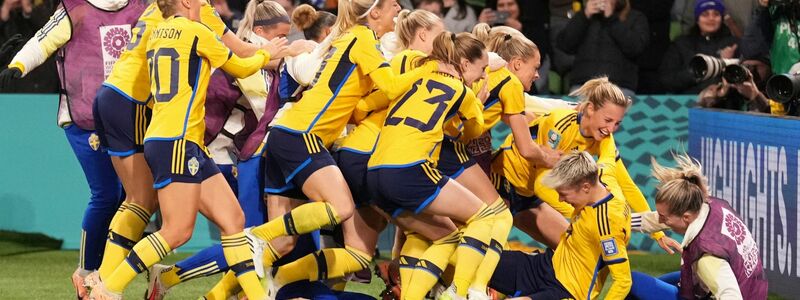 Die Schwedinnen feiern den Einzug ins WM-Viertelfinale. - Foto: Scott Barbour/AP/dpa