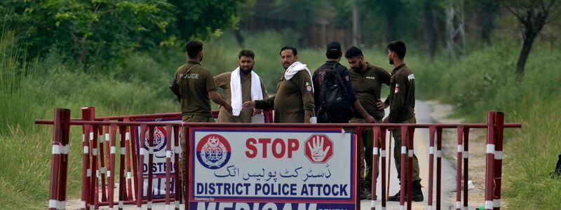 Polizisten haben in Attock eine Straße verbarrikadiert, die zum Bezirksgefängnis, wo Pakistans Ex-Premier Imran Khan inhaftiert ist. - Foto: Anjum Naveed/AP/dpa