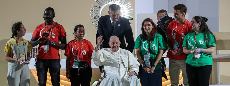 Papst Franziskus mit Teilnehmern des Weltjugendtags im Tejo-Park in Lissabon eintrifft. - Foto: Pedro Rocha/Global Imagens/Atlantico Press/ZUMA/dpa