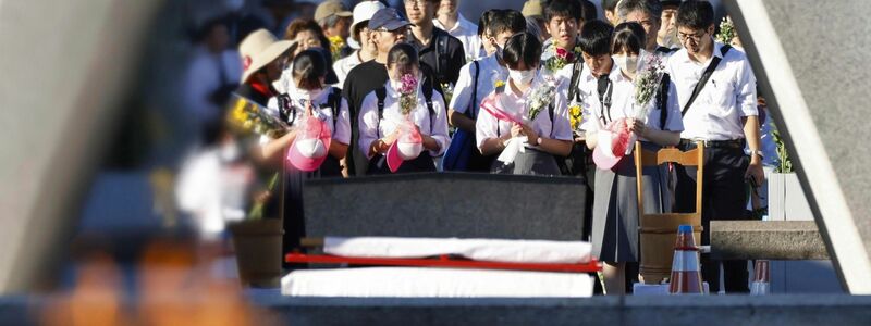 Gedenken in Hiroshima. Am 6. August 1945 um 8.15 Uhr (Ortszeit) warf der US-Bomber Enola Gay die erste im Krieg eingesetzte Atombombe über der japanischen Stadt ab. - Foto: Uncredited/Kyodo News/AP