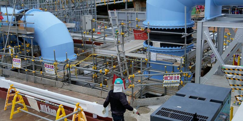 Japans Atomaufsichtsbehörde erteilte Anfang Juli die Genehmigung für die umstrittene Ableitung aufbereiteten Kühlwassers aus der Atomruine Fukushimas ins Meer. - Foto: Hiro Komae/AP/dpa