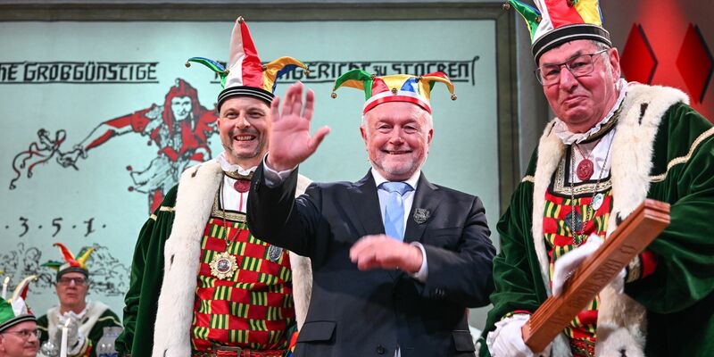 Der stellvertretende Bundestagspräsident Wolfgang Kubicki (FDP) winkt, nachdem er vom Stockacher Narrengericht zum Laufnarr geschlagen worden ist. - Foto: Felix Kästle/dpa