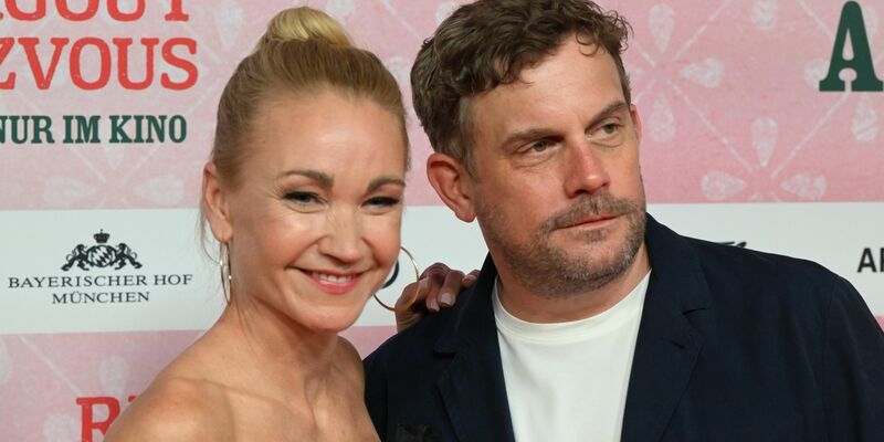 Lisa Maria Potthoff und Sebastian Bezzel bei der Premiere von «Rehragout-Rendezvous» in München. - Foto: Felix Hörhager/dpa