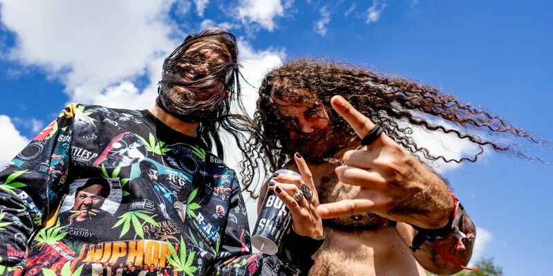 Metal-Fans des diesjährigen Festivals in Wacken posieren für die Kamera. - Foto: Axel Heimken/dpa