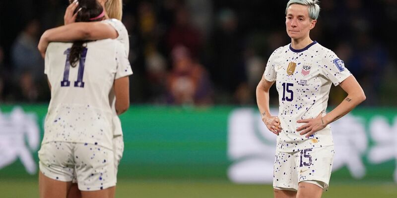 Megan Rapinoe (r) und ihre Mitspielerinnen aus den USA reagieren, nachdem sie im Elfmeterschießen ausgeschieden sind. - Foto: Scott Barbour/AP/dpa