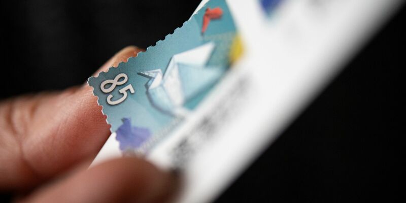 Die Deutsche Post darf das Briefporto nicht vorzeitig erhöhen. - Foto: Marijan Murat/dpa