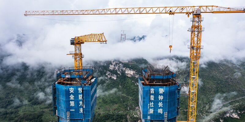 Die Baustelle der Huajiang Grand Canyon Bridge in der südwestchinesischen Provinz Guizhou in einer Luftaufnahme. - Foto: Tao Liang/XinHua/dpa
