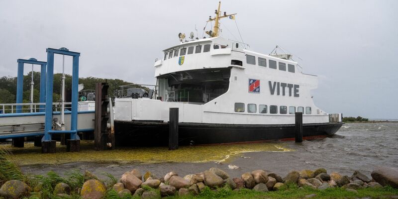 Der Fährverkehr zur und von der Insel Hiddensee wurde von der Reederei eingestellt. - Foto: Stefan Sauer/dpa