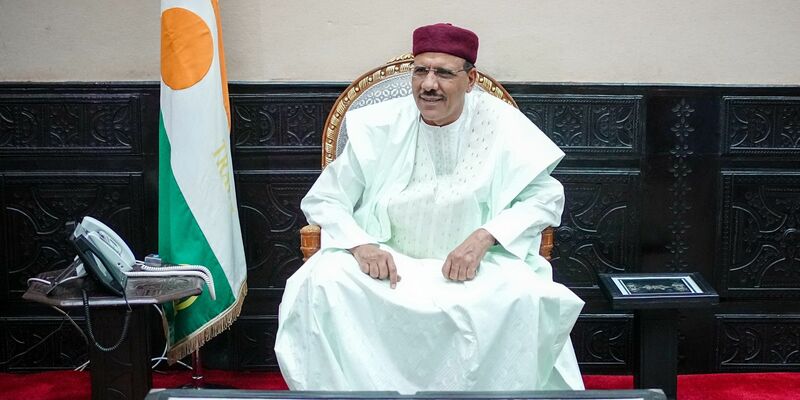 Befindet sich aktuell in den Händen der Putschisten: Mohamed Bazoum, Staatspräsident der Republik Niger. - Foto: Kay Nietfeld/dpa