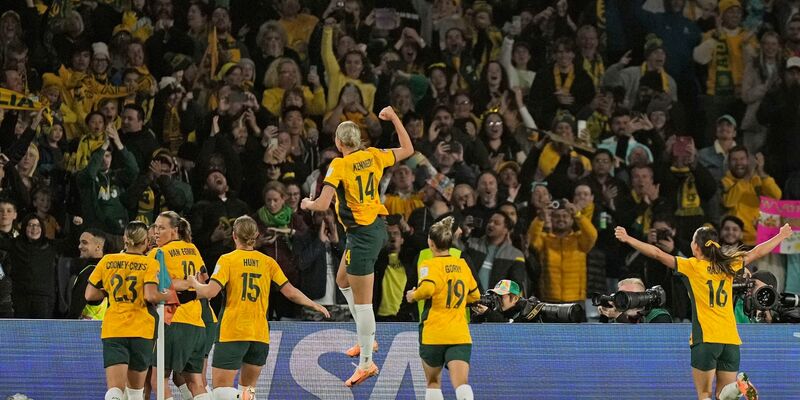Die Australierinnen sind mit einem 2:0-Sieg gegen Dänemark ins WM-Viertelfinale eingezogen. - Foto: Rick Rycroft/AP/dpa