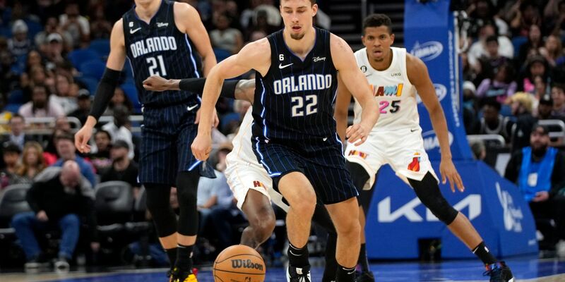 Stehen vor ihrem zweiten gemeinsamen Länderspiel: Die Brüder Franz (22) und Moritz Wagner (21) von den Orlando Magic. - Foto: John Raoux/AP/dpa