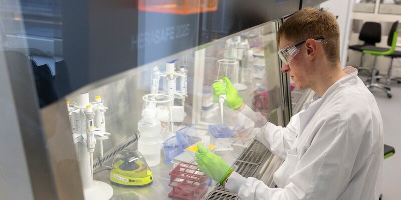 Ein Mitarbeiter arbeitet beim Unternehmen Biontech. Im September soll es einen neuen Covid-19-Impfstoff geben. - Foto: Helmut Fricke/dpa