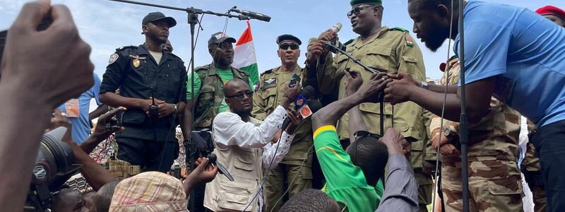 Mohamed Toumba, einer der Soldaten, die den nigrischen Präsidenten Mohamed Bazoum gestürzt haben, spricht zu Anhängern der nigrischen Junta. - Foto: Sam Mednick/AP/dpa