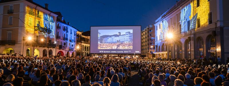 Filmvorführung auf der Piazza Grande beim 76. Internationalen Filmfestival in Locarno. - Foto: Jean-Christophe Bott/KEYSTONE/dpa
