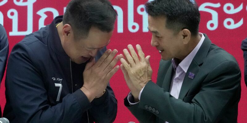 Anutin Charnvirakul (l), Vorsitzender der Bhumjaithai-Partei, und Chonlanan Srikaew, Vorsitzender der Pheu Thai, begrüßen sich nach einer Pressekonferenz. - Foto: Sakchai Lalit/AP/dpa
