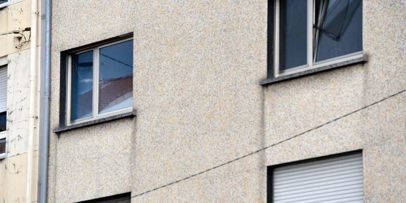 Die Fenster einer Wohnung im französischen Forbach, in der die Frau eines 55-jährigen deutschen Staatsangehörigen nach 12 Jahren Gefangenschaft gefunden wurde. - Foto: Jean-Christophe Verhaegen/AFP/dpa