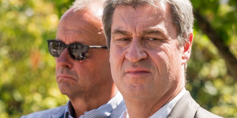 Markus Söder (r.), derzeit Ministerpräsident von Bayern, liegt nicht nur an der Spitze aller neun abgefragten Top-Politiker, sondern auch klar vor CDU-Chef Friedrich Merz. - Foto: Peter Kneffel/dpa