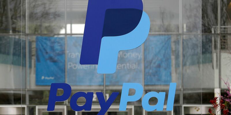 Der Online-Bezahldienst Paypal hat nun eine eigene Kryptowährung. - Foto: Jeff Chiu/AP/dpa