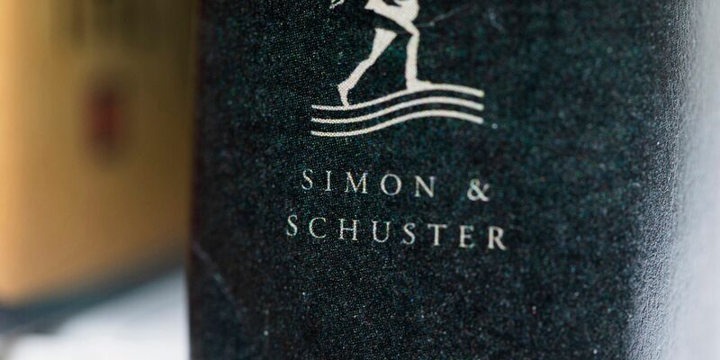 Simon & Schuster wurde an die Private-Equity-Firma KKR verkauft, Monate nachdem ein Bundesrichter den Kauf durch den konkurrierenden Verlag Penguin Random House blockiert hatte. - Foto: Jenny Kane/AP/dpa