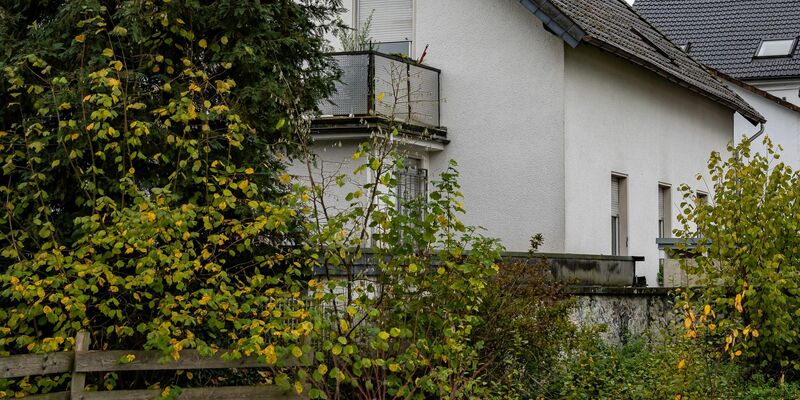 Blick auf das Haus im sauerländischen Attendorn, wo ein inzwischen neunjähriges Mädchen fast sein gesamtes Leben lang festgehalten worden sein soll. - Foto: Markus Klümper/dpa