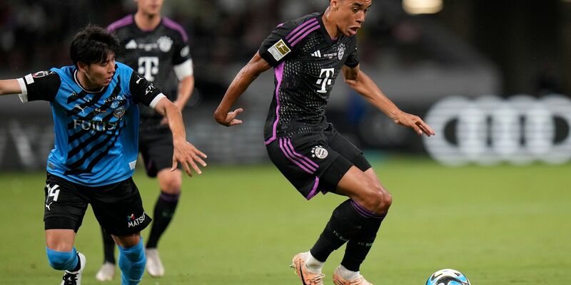 Jamal Musiala (r) sieht den deutschen Meister gut vorbereitet für den Saisonstart. - Foto: Shuji Kajiyama/AP/dpa