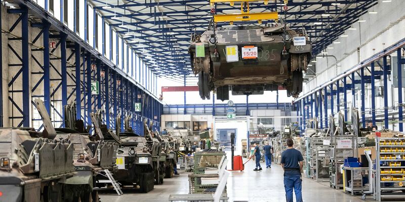 Ein Panzer vom Typ Marder schwebt in der Fertigungshalle von Rheinmetall. Der Rüstungskonzern ist im Wettbewerb um einen Milliardenauftrag weiter im Rennen. - Foto: Swen Pförtner/dpa