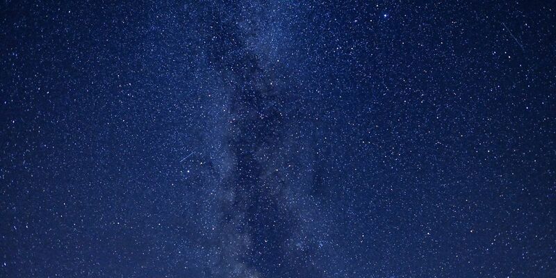 Die Sternschnuppen der Perseiden sind in der ersten Augusthälfte teils im Minutentakt am Nachthimmel zu sehen. - Foto: Patrick Pleul/dpa