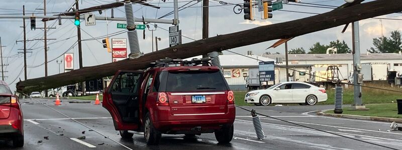 Ein umgestürzter Strommast auf einem Auto an einer Kreuzung in Westminster im Osten der USA. - Foto: Baltimore Sun Staff/The Baltimore Sun/AP/dpa
