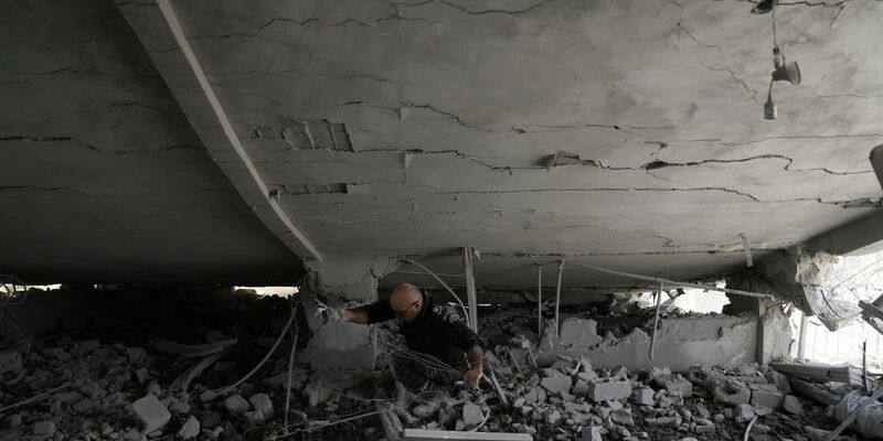 Ein palästinensischer Ingenieur inspiziert eine zerstörte Wohnunung. Die israelische Armee hat das Haus eines Palästinensers zerstört, der vor sechs Monaten zwei Israelis getötet hatte. - Foto: Nasser Nasser/AP/dpa