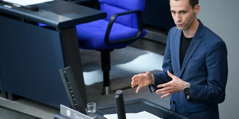 Andreas Audretsch (Bündnis 90/Die Grünen) will insbesondere die Baubranche kräftig fördern. - Foto: Bernd von Jutrczenka/dpa