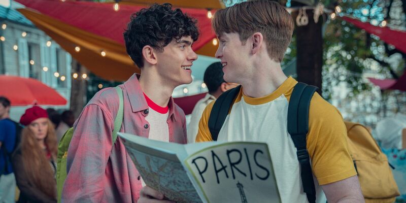 Joe Locke (l) als Charlie und Kit Connor als Nick in einer Szene der 2. Staffel der Netflix-Serie Heartstopper. - Foto: Teddy Cavendish/Netflix/dpa
