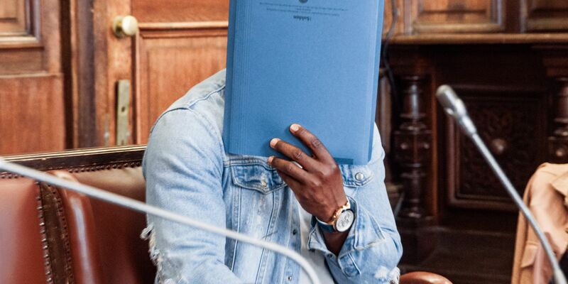 Der Angeklagte soll seine ehemalige Lebensgefährtin mit Messerstichen lebensgefährlich verletzt haben. - Foto: Markus Scholz/dpa