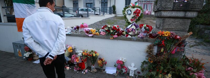 Blumen vor dem ehemaligen Haus der irischen Sängerin Sinead O'Connor. - Foto: Liam Mcburney/PA Wire/dpa