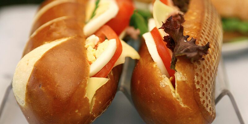 Belegte Laugenstangen: Solche Gastronomieangebote sind wieder deutlich gefragter als zu Corona-Zeiten. - Foto: Roland Weihrauch/dpa