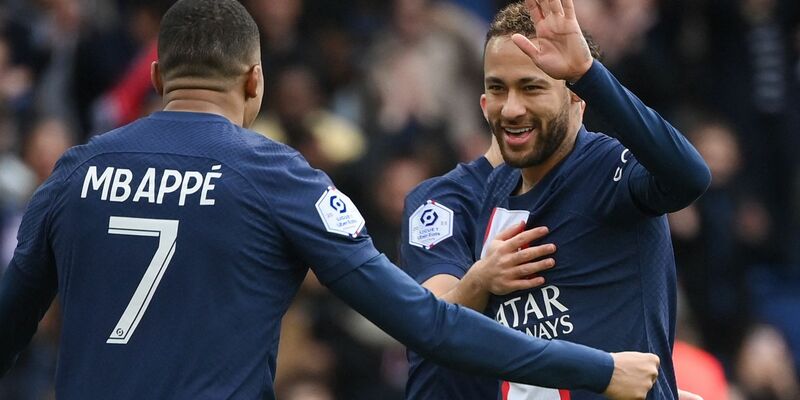 Noch steht Neymar (r) bei Paris Saint-Germain unter Vertrag. - Foto: Franck Fife/AFP/dpa