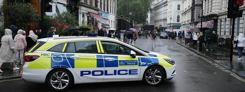 Ein Polizeifahrzeug sperrt eine Straße am British Museum in London ab. - Foto: Jordan Pettitt/PA Wire/dpa