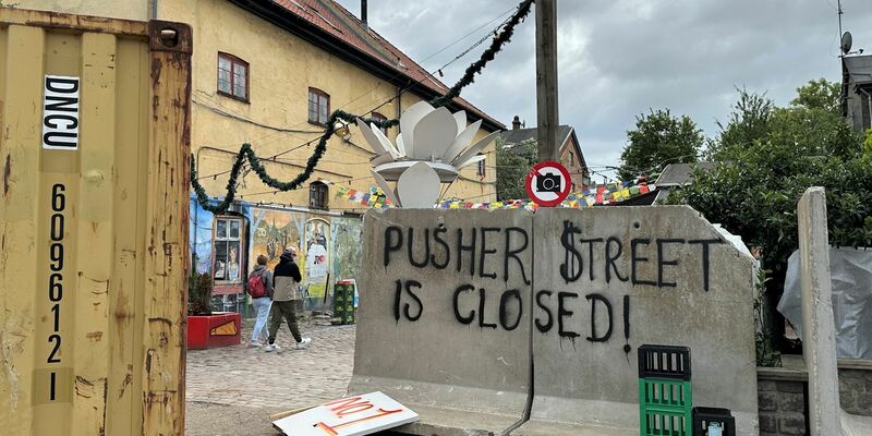 «Pusher Street is closed!» (Die Pusher Street ist geschlossen) steht an einer Blockade in der Kopenhagener Freistadt Christiania. - Foto: -/dpa