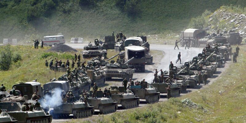 Russische Panzer fahren am 9. August 2008 nach Zchinwali, die Hauptstadt von Georgiens abtrünniger Region Südossetien. - Foto: Musa Sadulayev/AP/dpa/Archiv