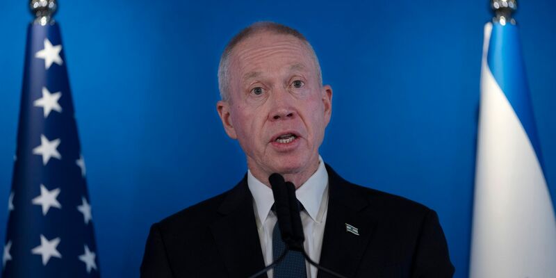 Im Kriegsfall «werden wir nicht zögern, unsere ganze Stärke einzusetzen», sagt Israels Verteidigungsminister Joav Galant. - Foto: Maya Alleruzzo/AP/dpa/Archiv